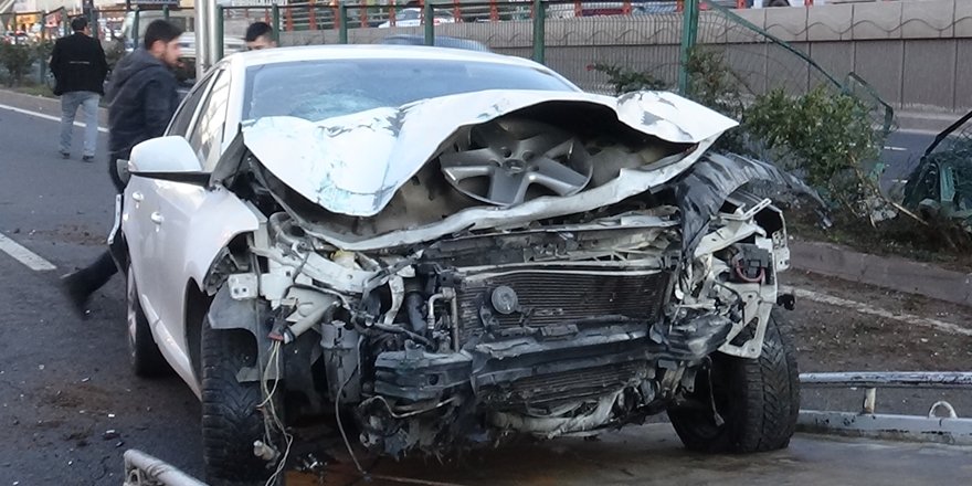 VİDEO - Diyarbakır'da yayaya çarpmamak için refüje çıktı: 3 yaralı
