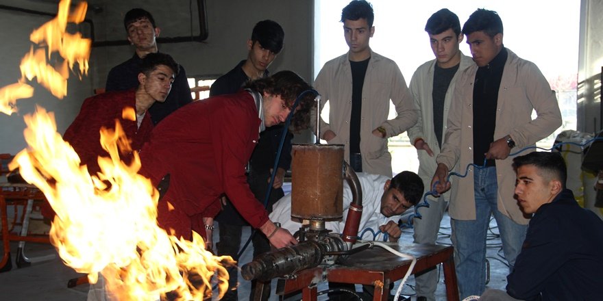 VİDEO - Diyarbakırlı öğrencilerden itme kuvvetli LPG’li jet motoru