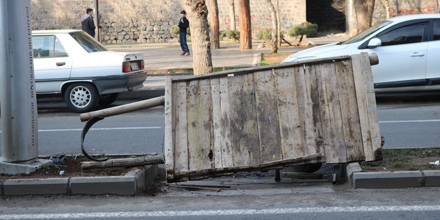 VİDEO - Diyarbakır Sur'da bir Çekçekçiye otomobil çarptı