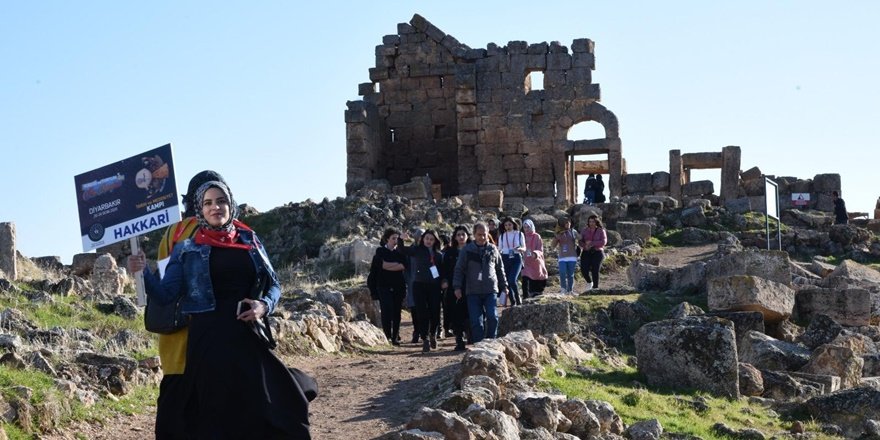 Üniversite öğrencilerinden Zerzevan kalesi gezisi