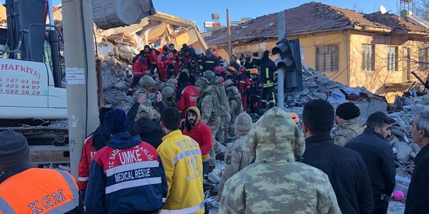 Diyarbakır’dan Elazığ'a sevk edilen ekipler çalışmalarını sürdürüyor