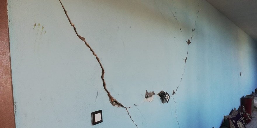 Çınar’da bazı evlerin duvarlarında çatlaklar oluştu