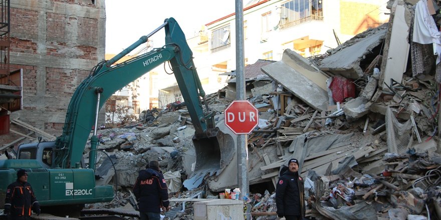 Deprem enkazındaki yaşlı kadına ulaşılmaya çalışılıyor