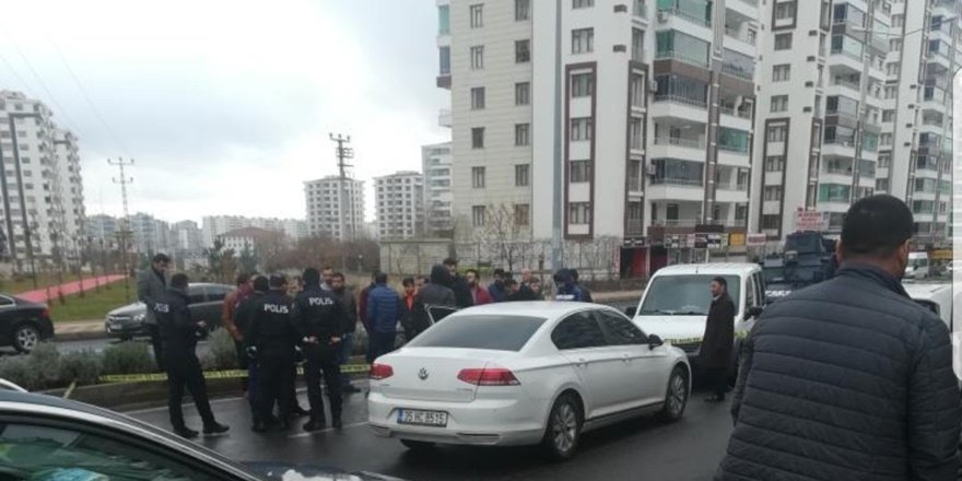 Diyarbakır’da seyir halindeki aracı durdurup ateş açtı: 1 ölü