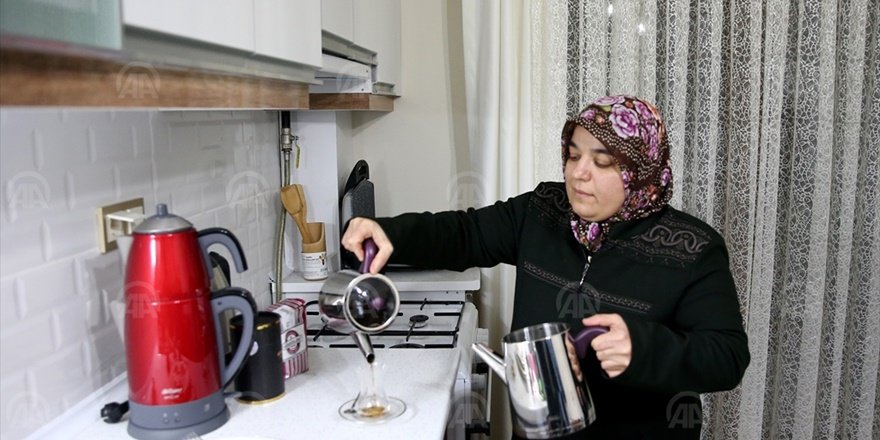 Elazığ depremzedesi Azize Çelik’in  evine kavuşma sevinci