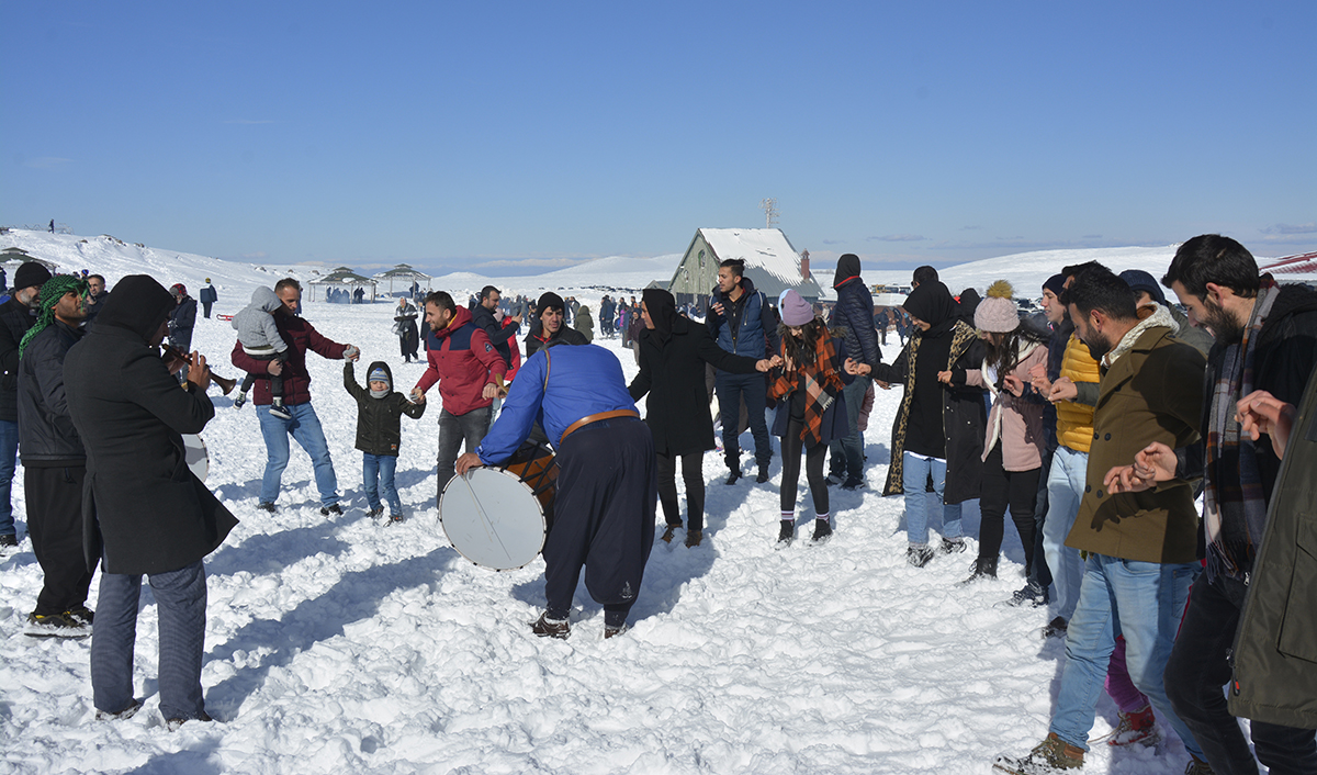 Davul ve zurnalı kayak keyfi!