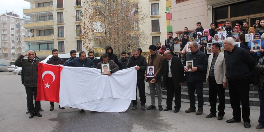 HDP önündeki ailelerden İdlib ve Van şehitleri için eylem