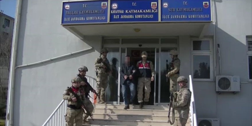 VİDEO - Diyarbakır’da bir muhtara tutuklama