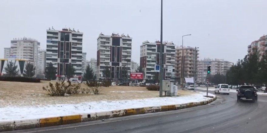 Diyarbakır'da kar yağışı hayatı olumsuz etkiledi