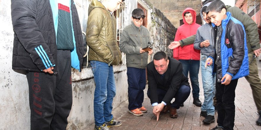 Beyoğlu, Bağlar sokaklarında çocuklarla misket oynadı