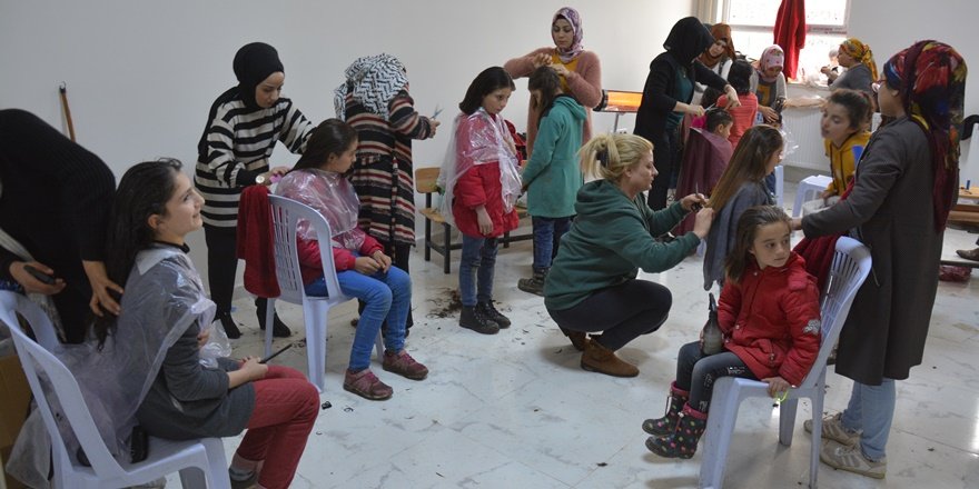 Şanlıurfa'da kuaför adaylarından kırsaldaki öğrencilere ücretsiz saç bakımı