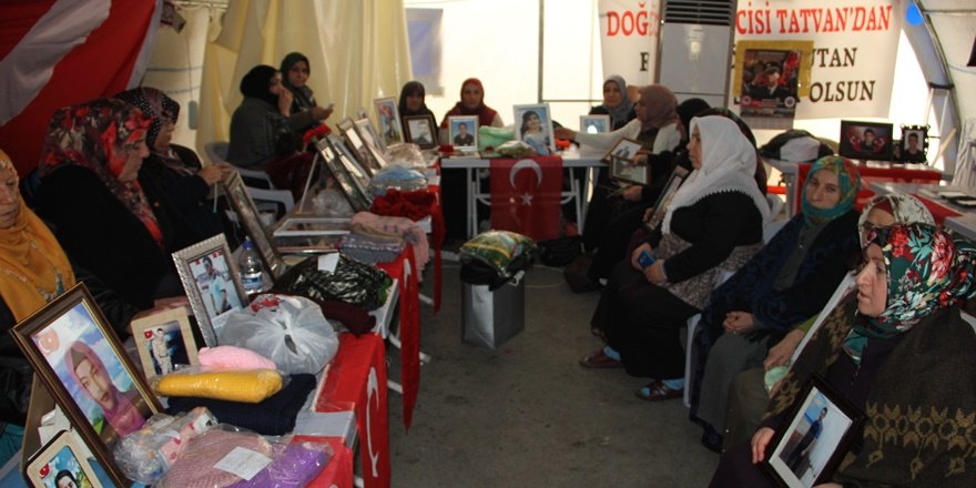 VİDEO - Bakan Soylu, evlat nöbetindeki aileleri ziyaret etti