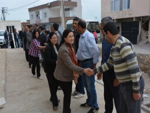 BDP'liler bırakılan Kürt siyasetçileri ziyaret etti