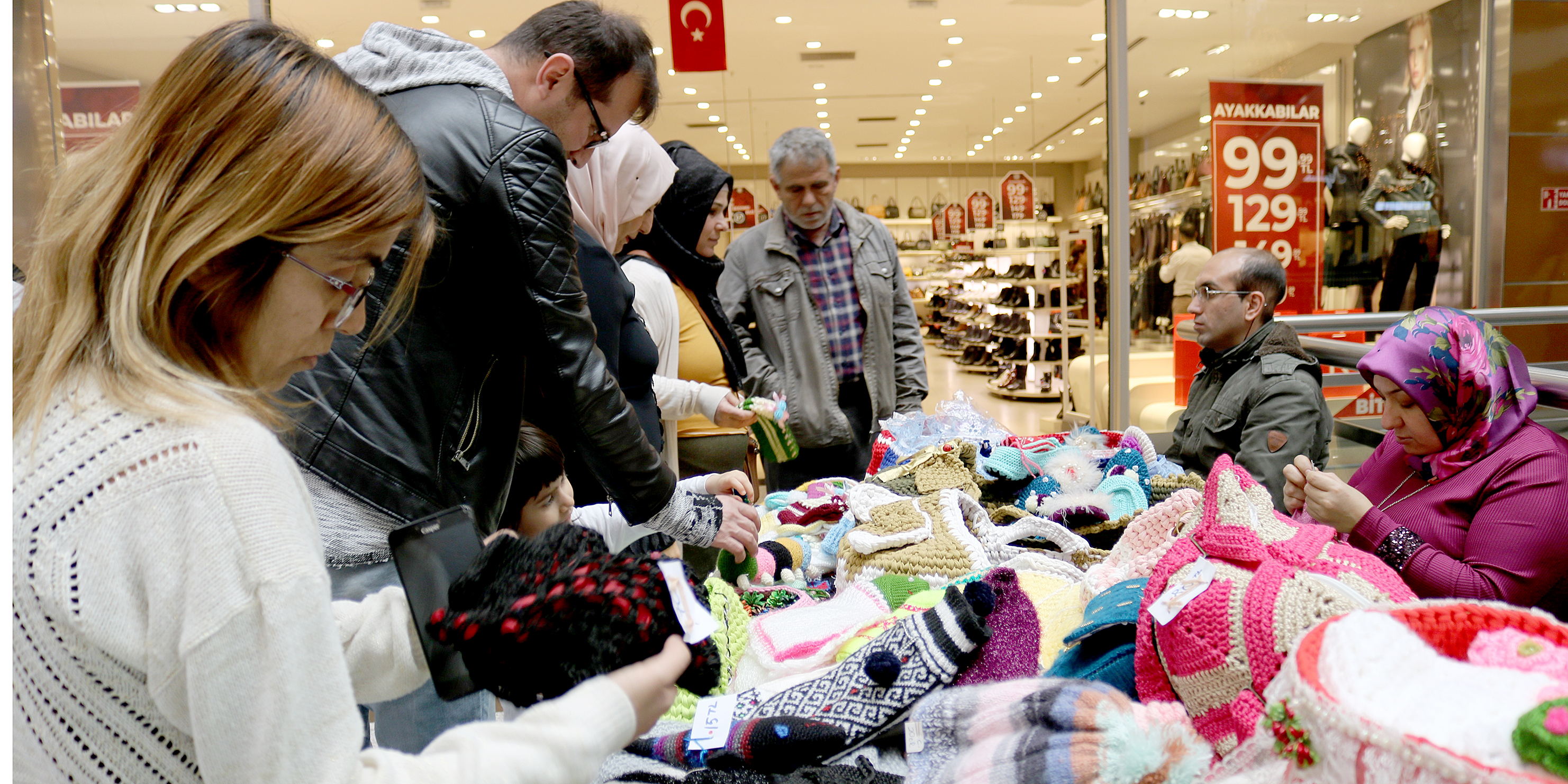 Görme engelli kadınlar ördü, vatandaşlar aldı