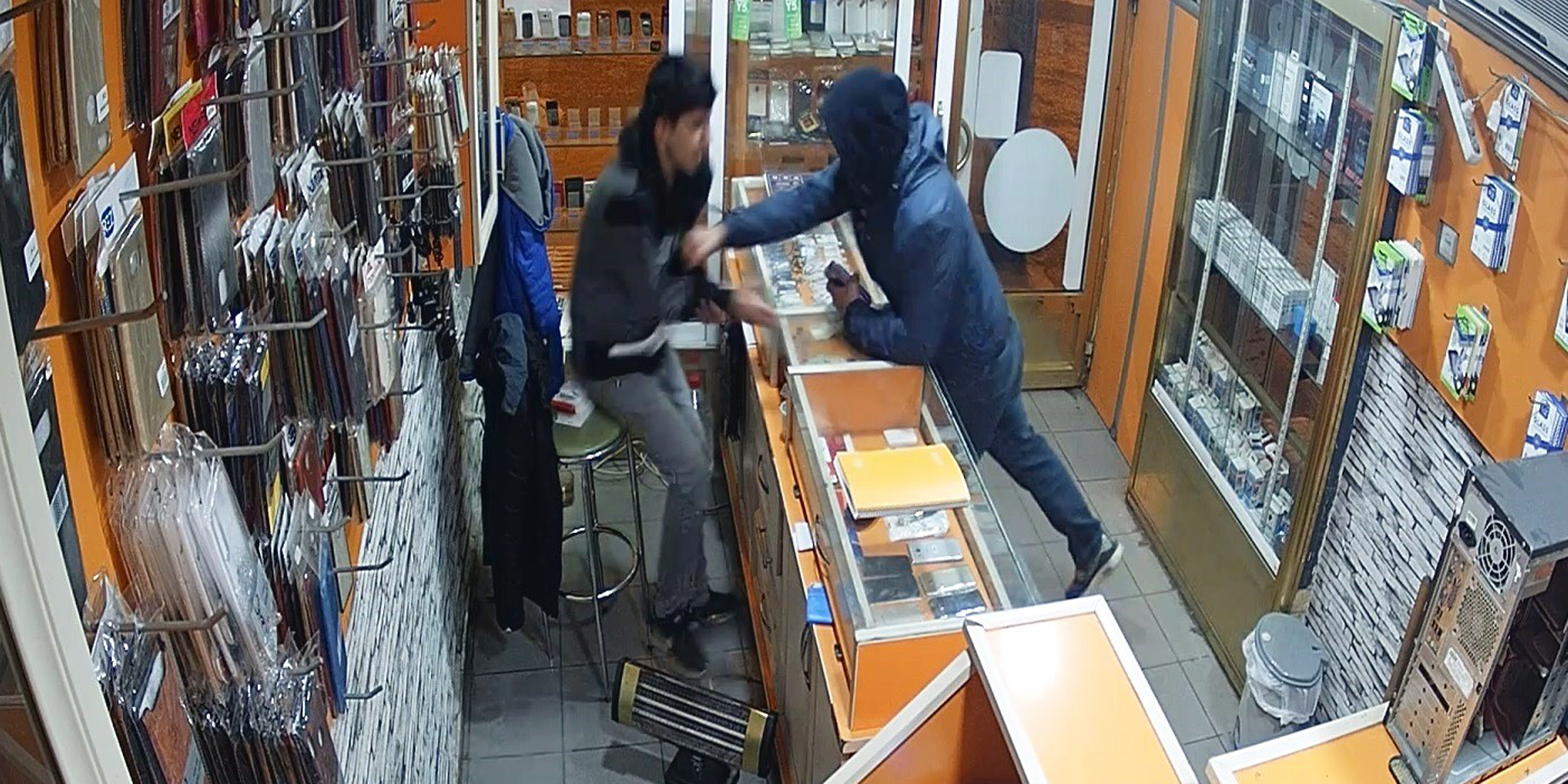 Önce inceledi, ardından çalışana yumruk atıp telefonları alarak kaçtı