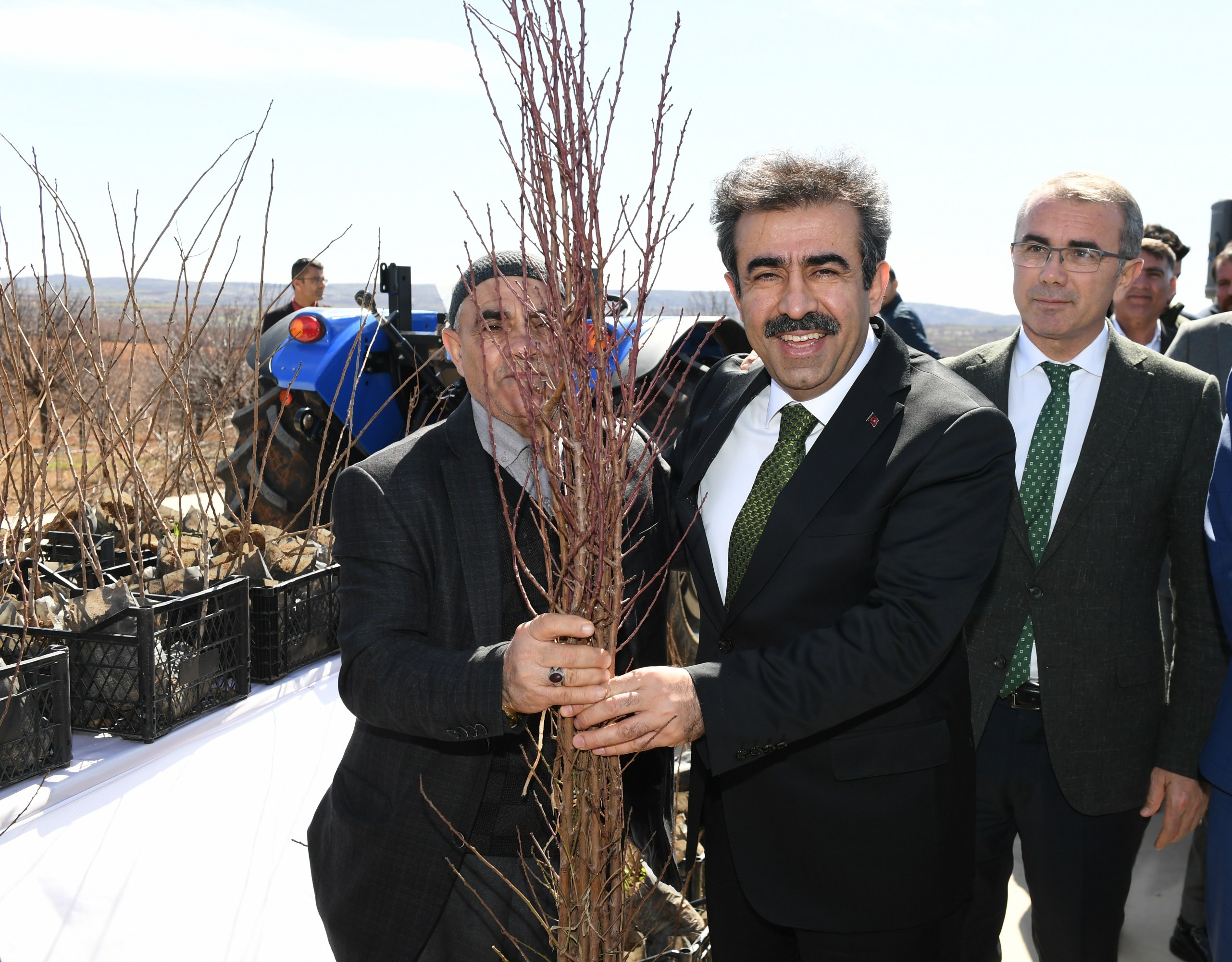 VİDEO - Diyarbakır'da badem ve fıstık üreticisine destek