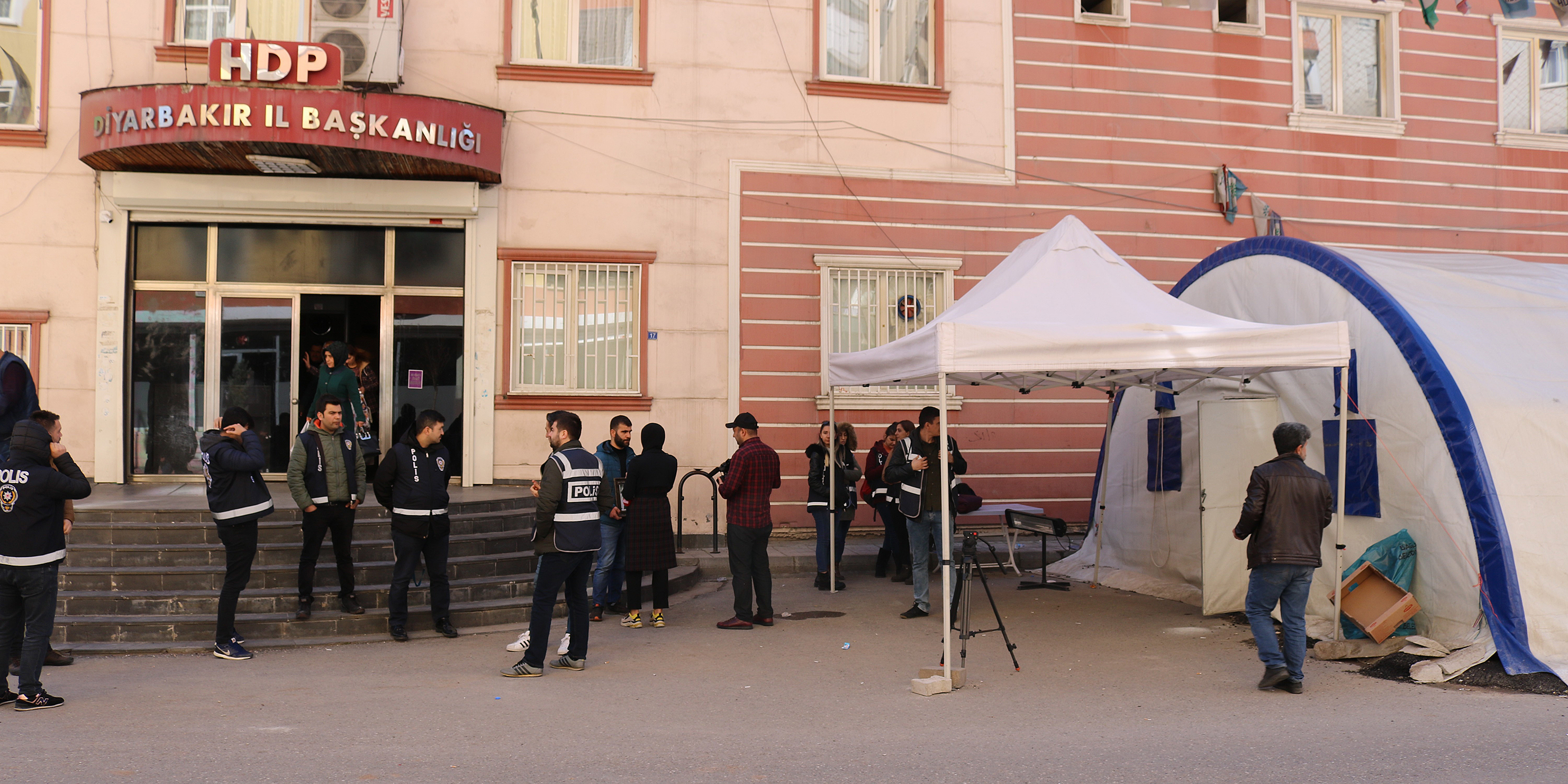 HDP önündeki evlat nöbetine bir aile daha katıldı