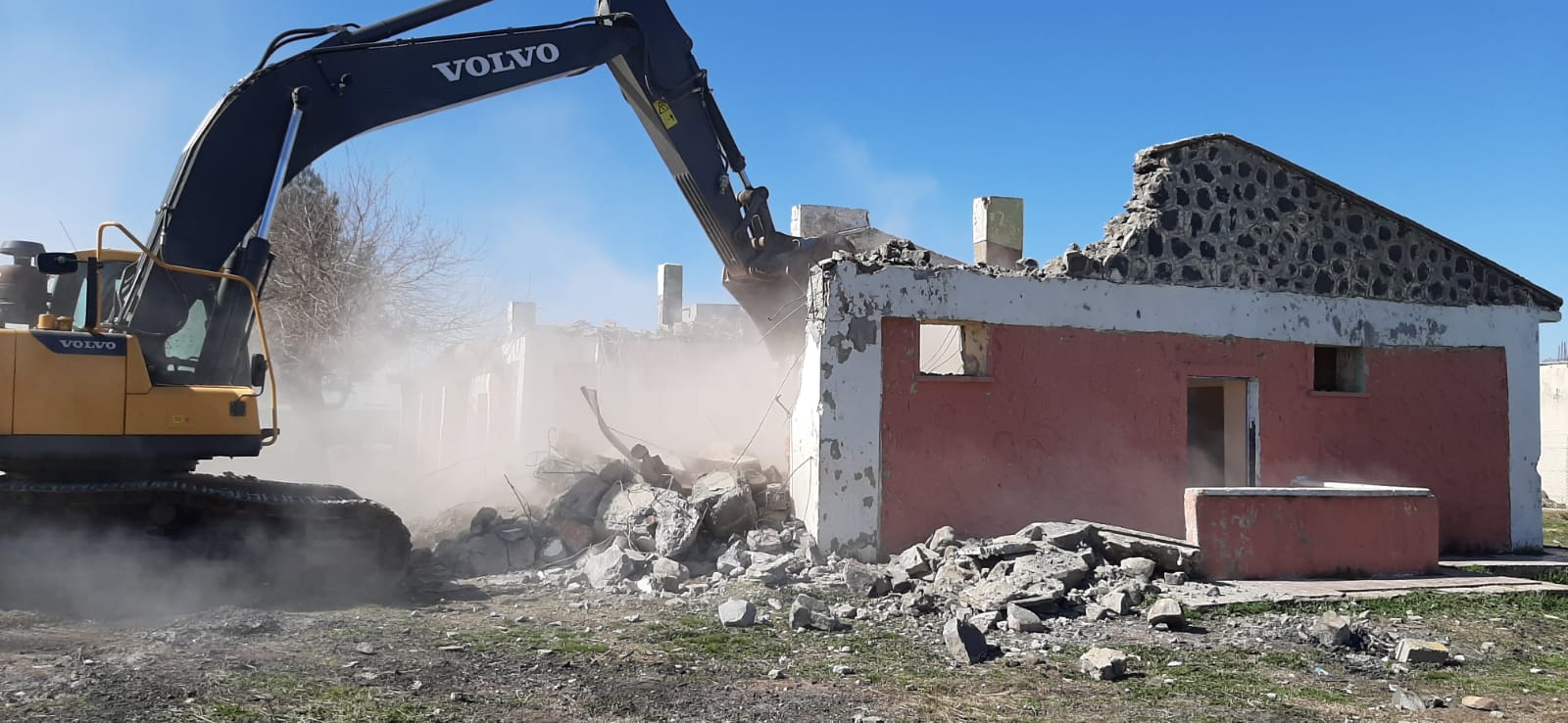 Depremde zarar gören okul binası yıkıldı