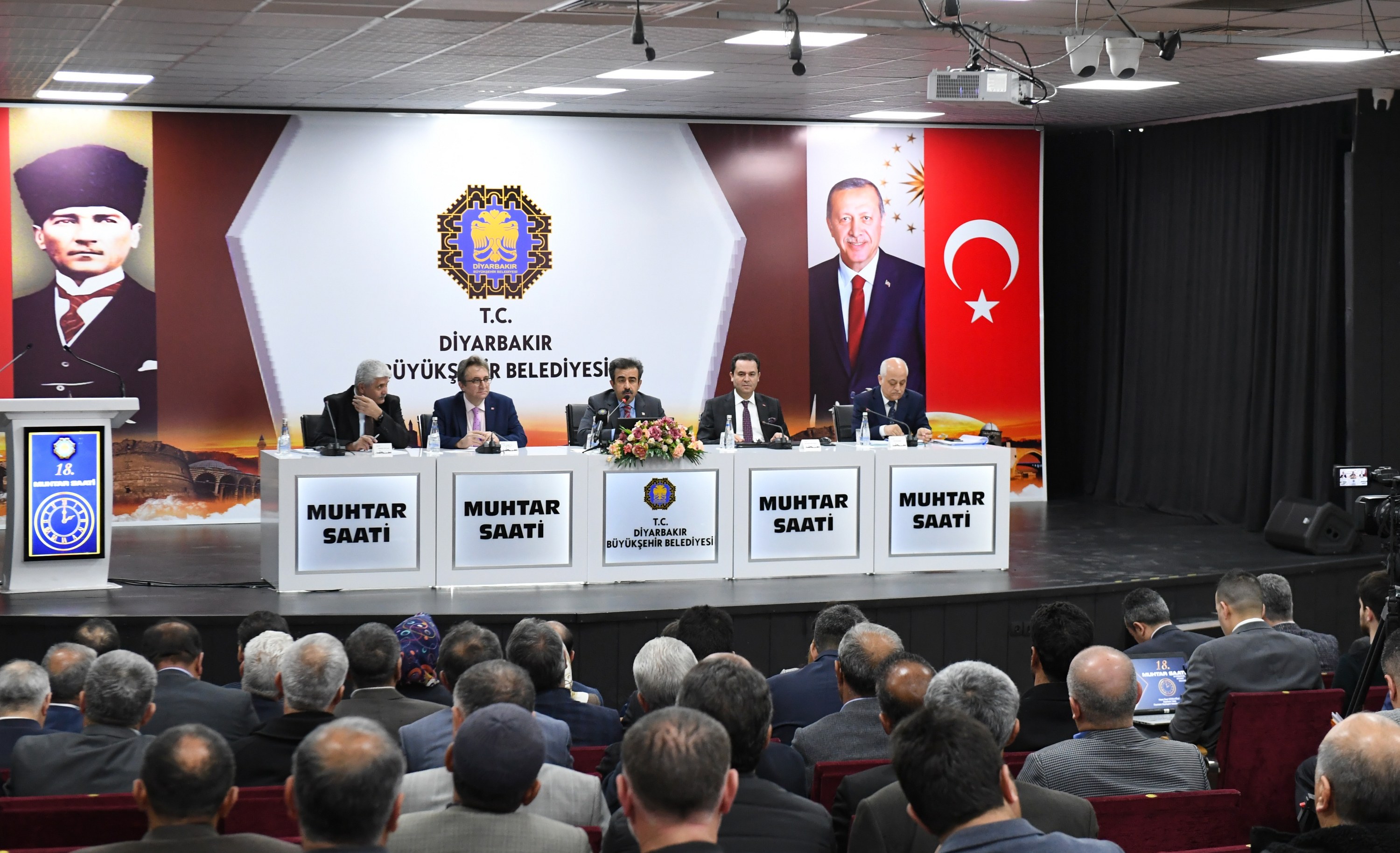 Diyarbakır Valisi Güzeloğlu, muhtarlarla bir araya geldi