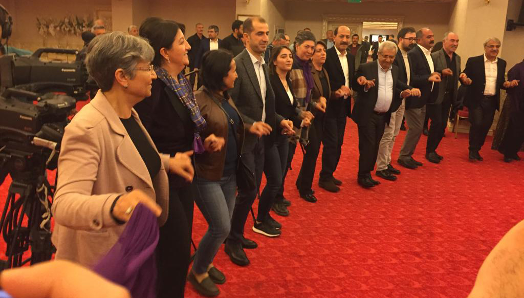 VİDEO- Diyarbakır’da halaylı Newroz startı!