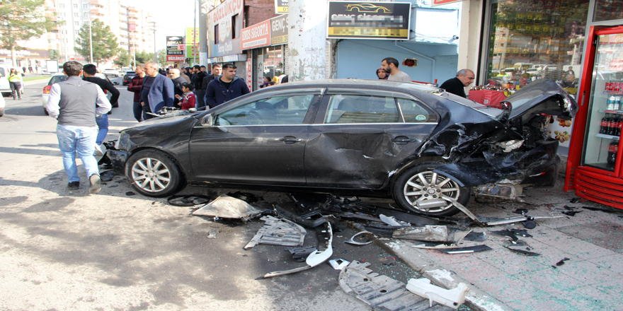 Hızını alamadı, park halindeki araca çarptı: 3 yaralı