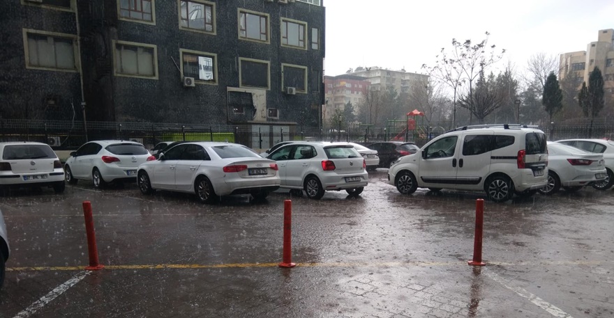 Diyarbakır'da dolu yağışı hayatı olumsuz etkiledi