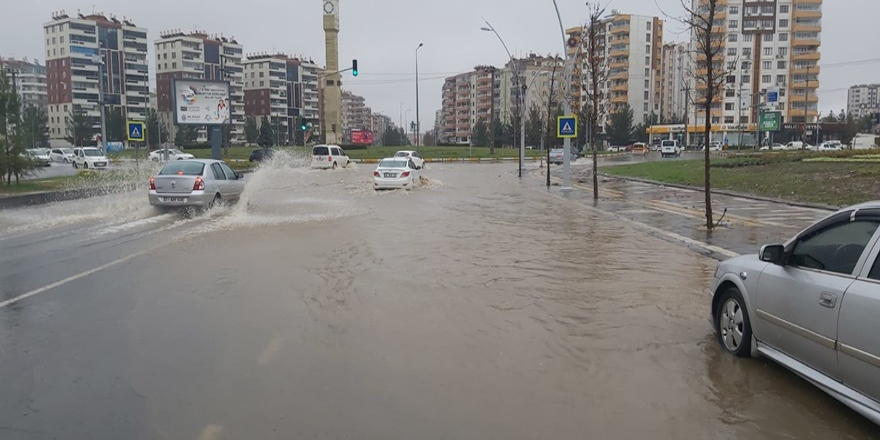 VİDEO - Diyarbakır’da sağanak yağış