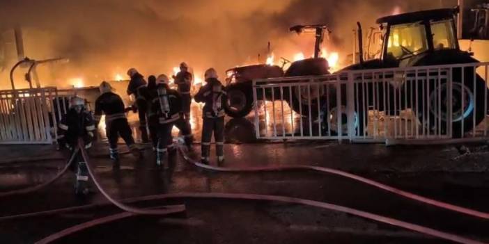 Diyarbakır Traktörcüler Sitesi'nde büyük yangın: 3 dükkan, 22 traktör yandı