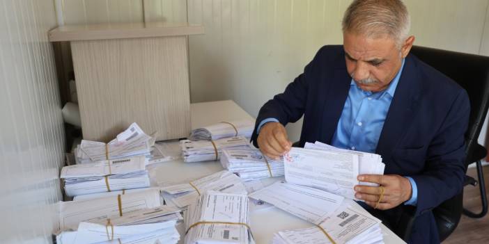 Diyarbakır’ın Bağcılar Mahallesi’nin muhtarı, boşanma tebligatlarına yetişemiyor