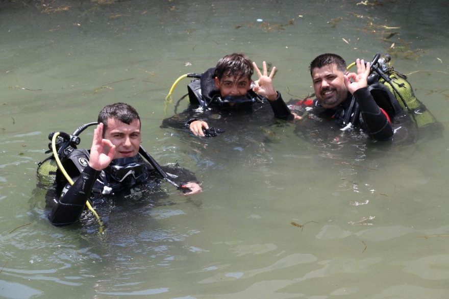 Kaymakam, Gençlerle Suya Daldı