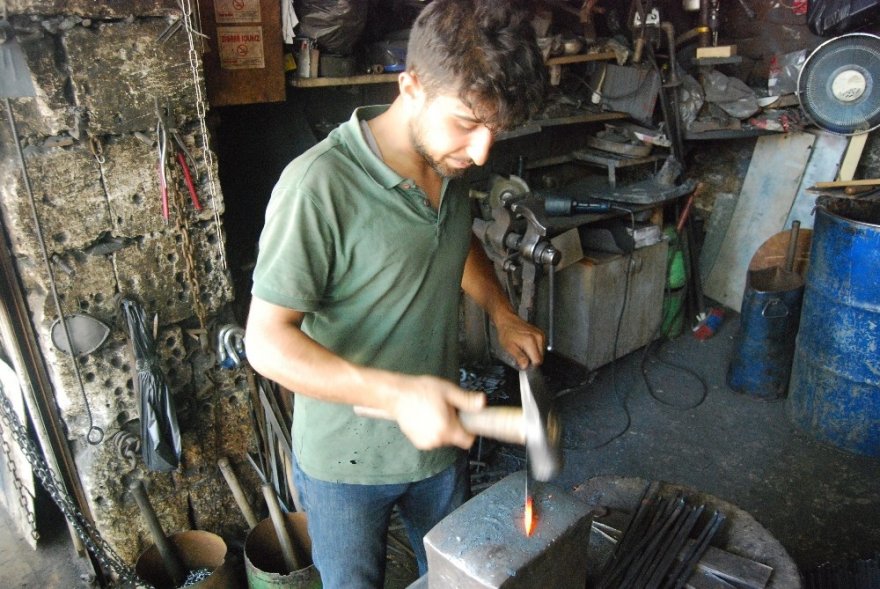 90 Derece Sıcaklıkta Demir Büküyor