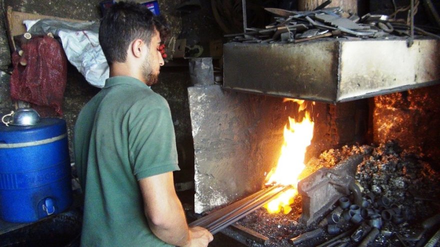 90 Derece Sıcaklıkta Demir Büküyor