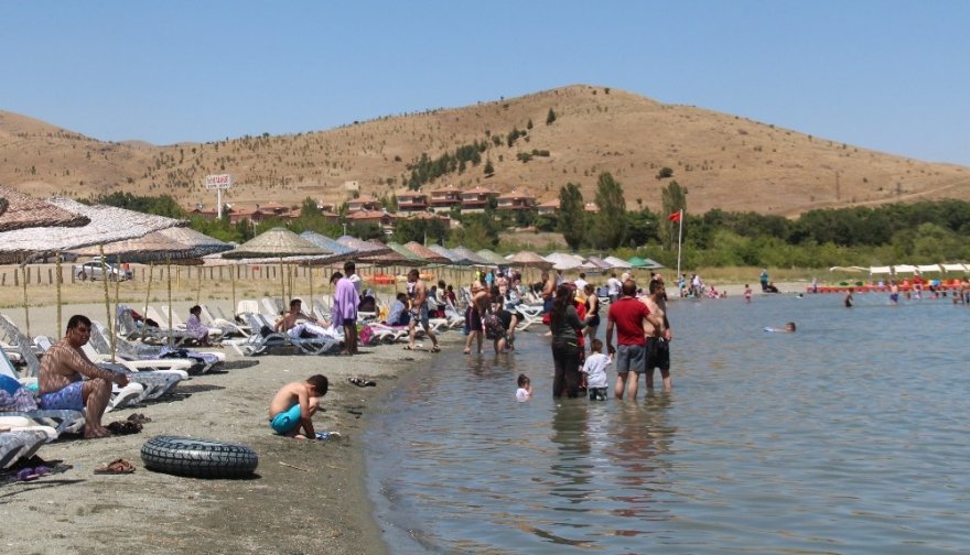 Hazar Gölü Tatilcilerin Akınına Uğradı
