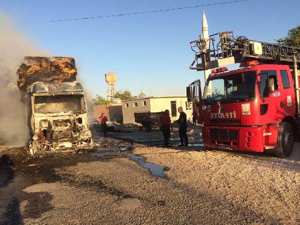 Hilvan'da Saman Yüklü Tır Yandı
