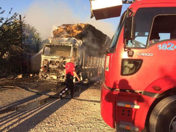 Hilvan'da Saman Yüklü Tır Yandı
