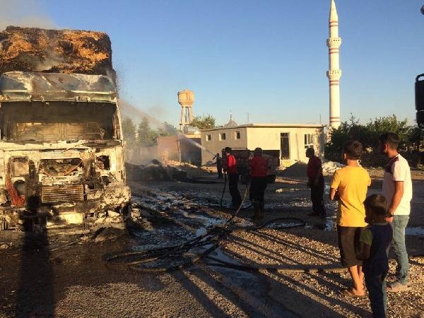 Hilvan'da Saman Yüklü Tır Yandı