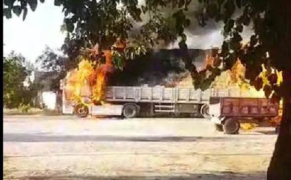 Hilvan'da Saman Yüklü Tır Yandı