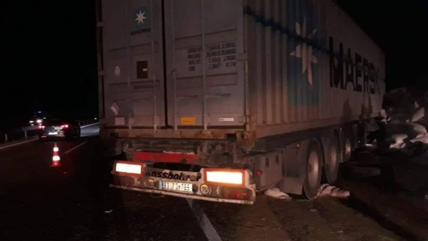 Arpa Yüklü Kamyonla Tır Çarpıştı, Çuvallar Yola Savruldu