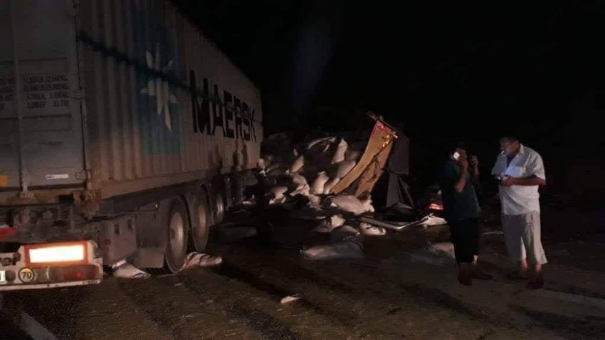 Arpa Yüklü Kamyonla Tır Çarpıştı, Çuvallar Yola Savruldu