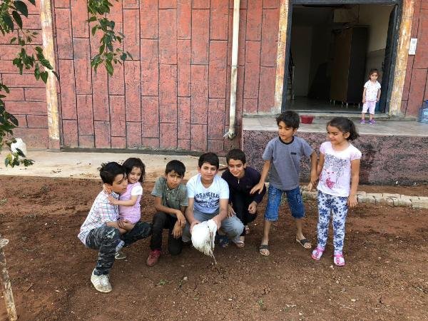 İnsanlığın İki Yüzü: Çocuklar Kurtardı; Diğeri İşkence Etti