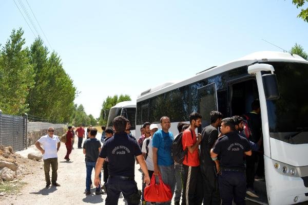 Erciş'ten İstanbul'a Götürecekleri 100 Göçmeni Eve Kapatıp Kaçtılar