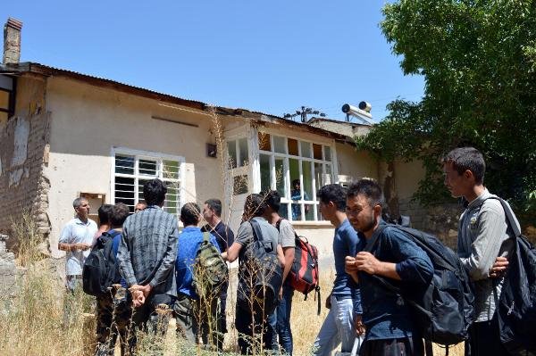 Erciş'ten İstanbul'a Götürecekleri 100 Göçmeni Eve Kapatıp Kaçtılar