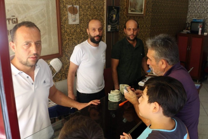 Biriktirdikleri Dolarları Liraya Çevirdiler