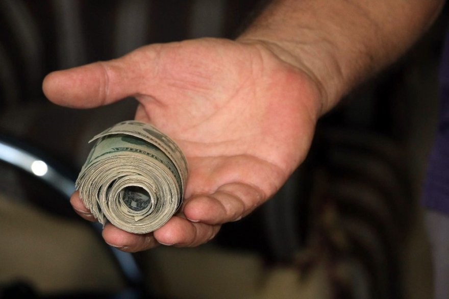 Biriktirdikleri Dolarları Liraya Çevirdiler