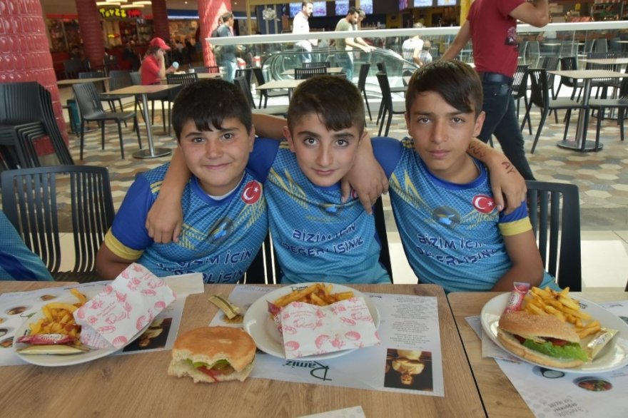 İpekyolu Belediyesi Öksüz Ve Yetim Çocukları Sevindirdi