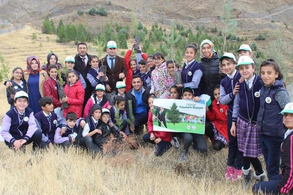 Hakkari'nin Yeni Valisi, Öğrencilerle Fidan Dikti