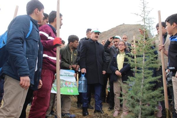Hakkari'nin Yeni Valisi, Öğrencilerle Fidan Dikti