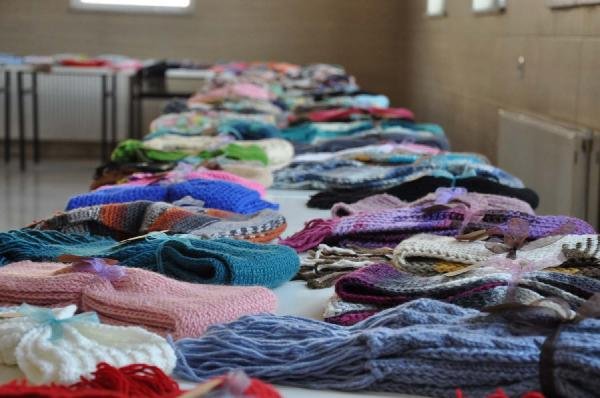 Yüksekovalı Öğrenciler İçin Atkı Ördüler