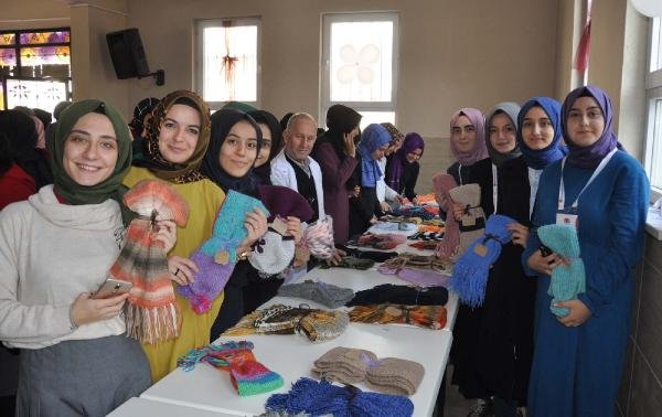 Yüksekovalı Öğrenciler İçin Atkı Ördüler