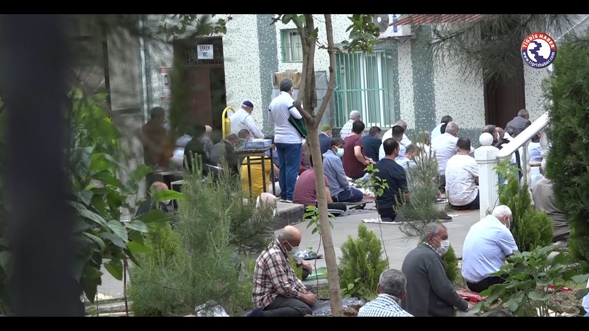 diyarbakir-cuma-namazi.jpg